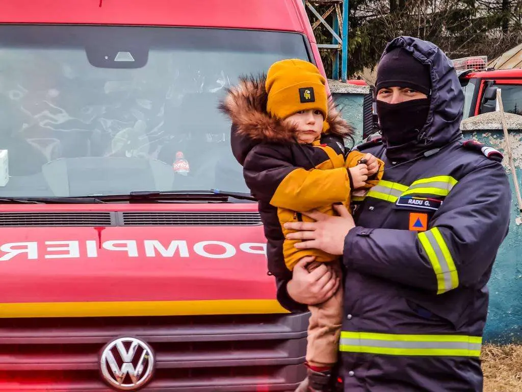 ZIUA PROTECȚIEI CIVILE cade, anul acesta, DE RĂZBOI. Imaginile OMENIEI din Vama SIRET, redate și descrise de comunicatorul ISU Arad