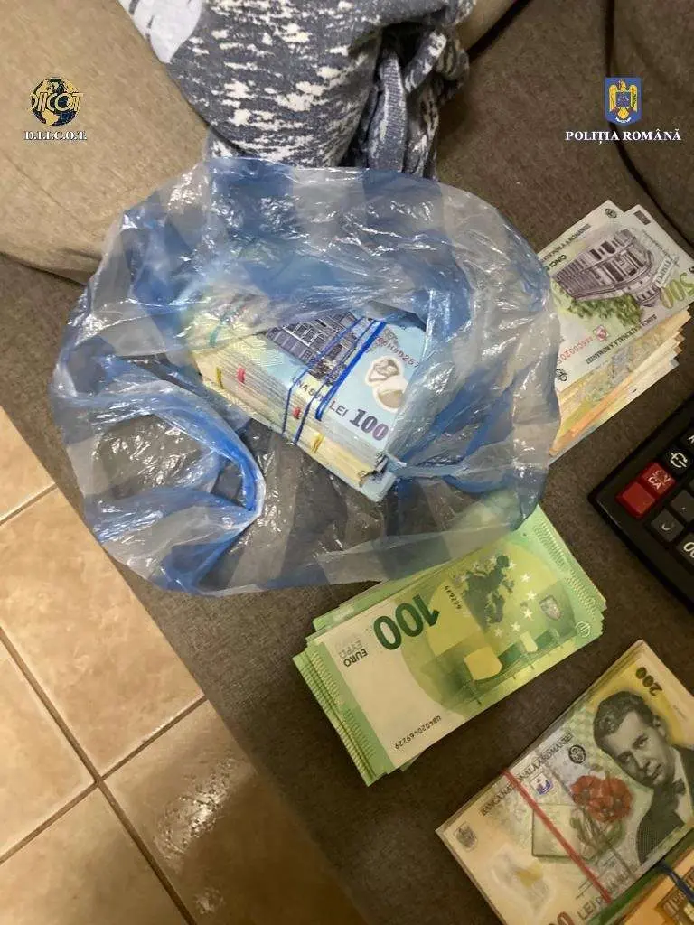 Arădean de 29 de ani - arestat preventiv după ce a fost turnat și prins ridicând un colet cu 8 kilograme de „iarbă de pe Spania”