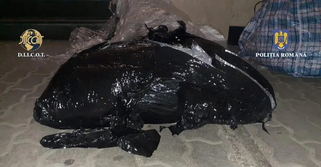 Arădean de 29 de ani - arestat preventiv după ce a fost turnat și prins ridicând un colet cu 8 kilograme de „iarbă de pe Spania”