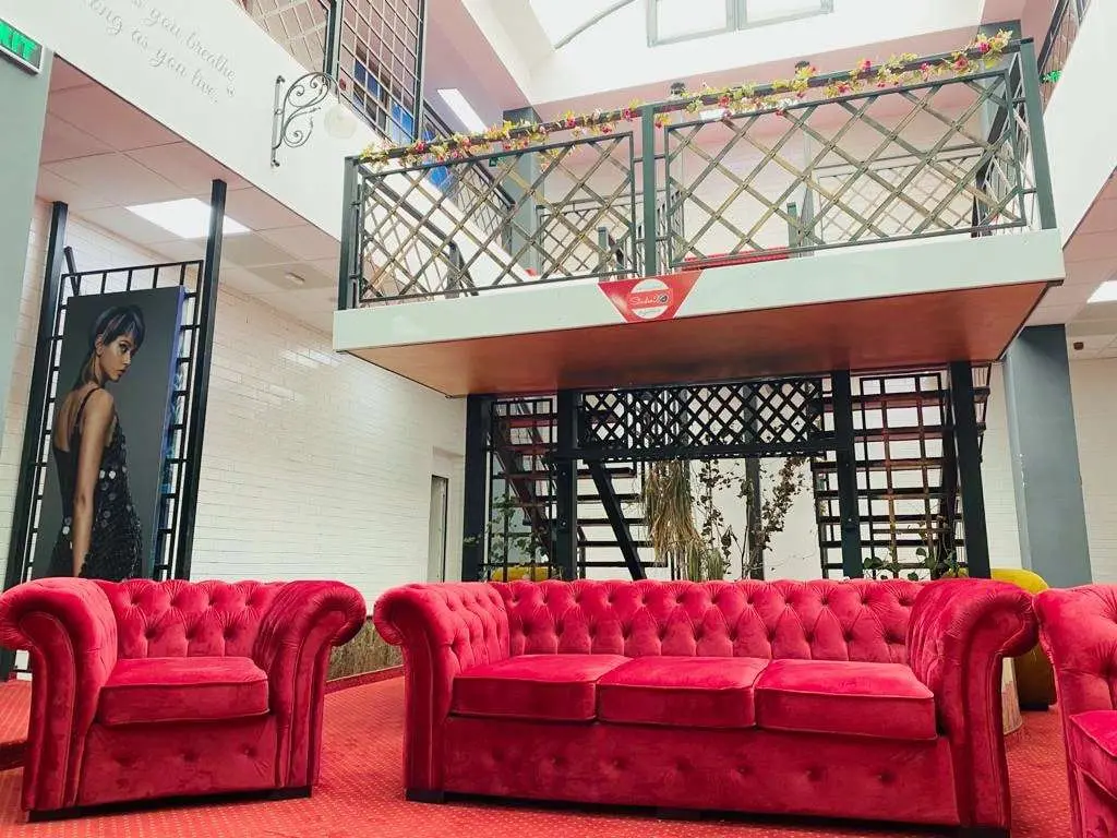 Scurtă istorie a canapelei Chesterfield