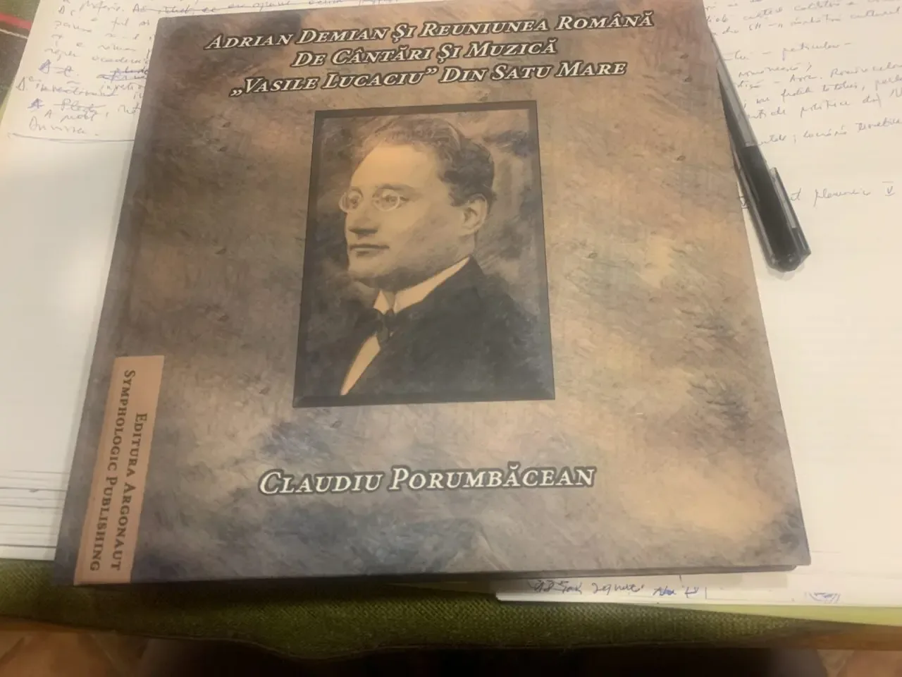 O carte de excepție s-a lansat într-un cadru potrivit - ADRIAN DEMIAN și REUNIUNEA ROMÂNĂ DE CÂNTĂRI ȘI MUZICĂ „VASILE LUCACIU” DIN SATU MARE, a istoricului Claudiu Porumbăcean