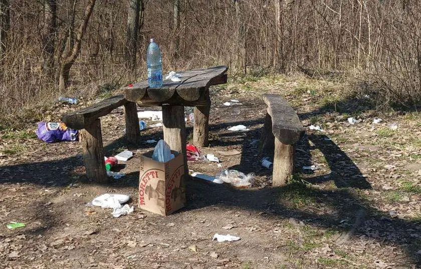 Din păcate, pentru unii pădurea este groapă de gunoi...