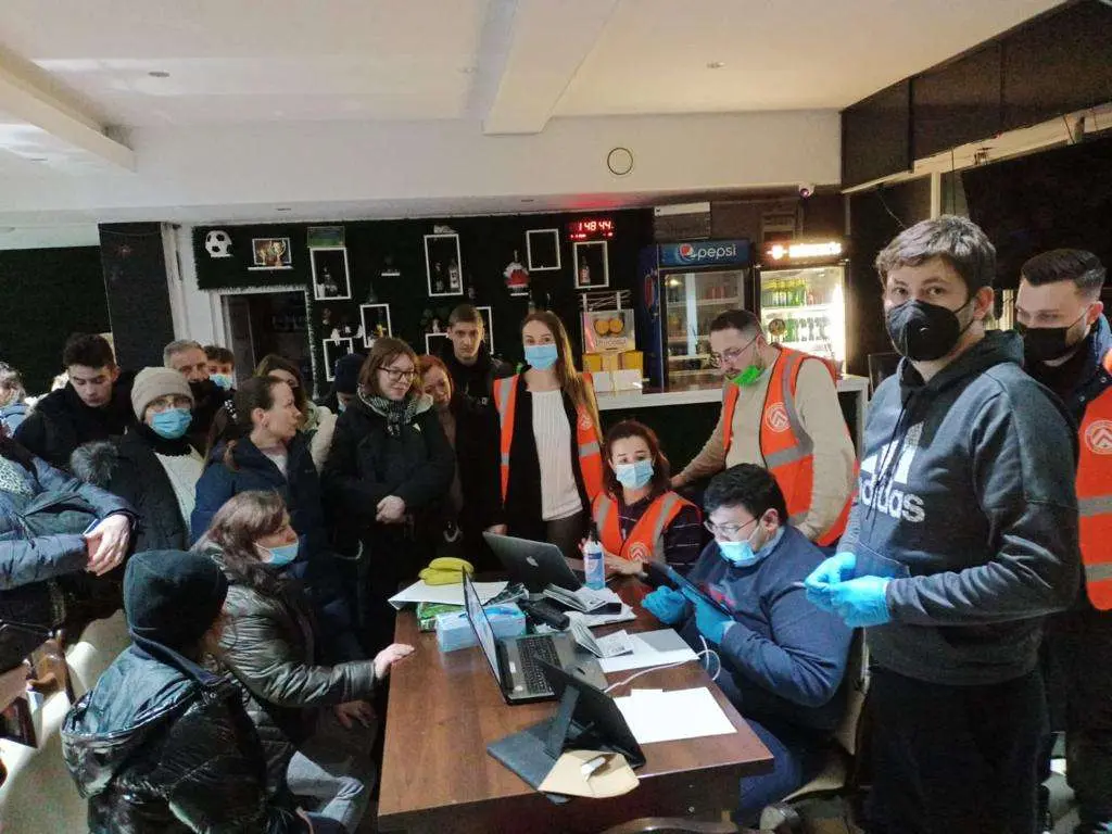 Ce mai face ISFAN? DĂ CLASĂ! La nici un an de când PROCURORII L-AU SCĂPAT DE PUȘCĂRIE pentru „fals de identitate” și „uzurpare de calități oficiale”, tânărului GURU care a uimit Aradul I-A RODIT SMOCHINUL și s-a mutat pe nișa „ajutat mame cu copii refugiate din Ucraina”