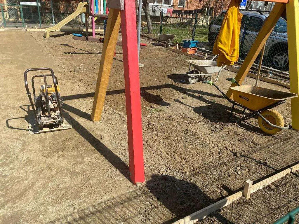 La vremuri grele... „investim” în TARTAN! 9 milioane de lei costă deja demaratele „lucrări de amenajare a locurilor de joacă cu pardoseală cauciucată”