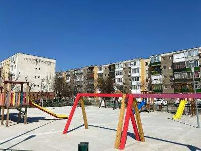 La vremuri grele... „investim” în TARTAN! 9 milioane de lei costă deja demaratele „lucrări de amenajare a locurilor de joacă cu pardoseală cauciucată”
