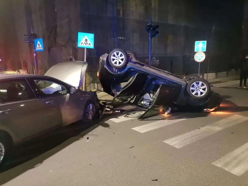 Două femei tinere s-au tamponat EPIC pe trecerea de pietoni dintre „Dermato-venerice” și „Piața Mică”