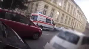 bătaie cu picioare-n cap între