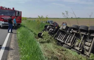 camion răsturnat în afara părții