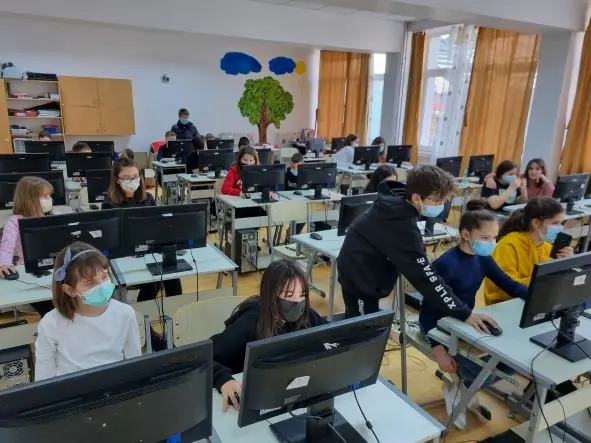 „Butoiul de murături” cu senzori (un sistem inteligent de irigare) premiat și la Bruxelles. Ideea le aparține unor copii din clubul de coding din localitatea Cerna, județul Tulcea