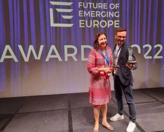 „Butoiul de murături” cu senzori (un sistem inteligent de irigare) premiat și la Bruxelles. Ideea le aparține unor copii din clubul de coding din localitatea Cerna, județul Tulcea