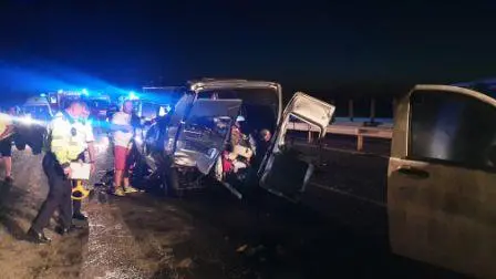 Coliziune între două microbuze pe A1, lângă Pecica. 10 persoane, printre care și un copil - transportate la spital [FOTO]