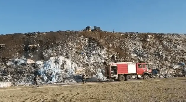 Un NOU INCENDIU la Groapa de gunoi a Aradului dă de lucru pompierilor și poluează atmosfera și mai grav