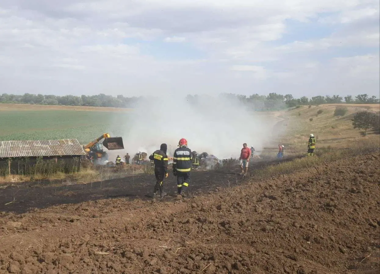 Incendiu DEVASTATOR la o fermă din Semlac, pornit de la O ȚIGARĂ. Au ars 14 ha de grâu, 6 ha de rapiță, 20 de pomi fructiferi și 10 baloți de fân