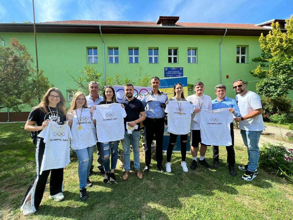 Polițiștii de la „Prevenirea Criminalității”, cei de la Păuliș, primarul din Ghioroc și Ramona Lile le-au explicat copiilor cum „poți să te distrezi și fără să consumi droguri”