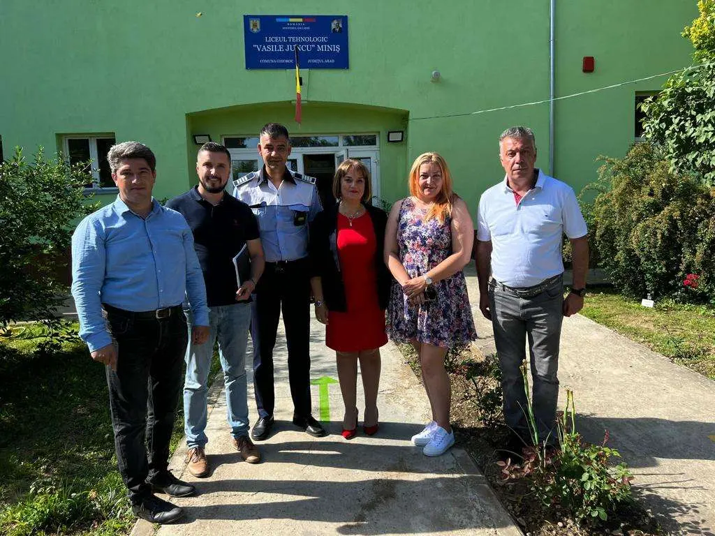 Polițiștii de la „Prevenirea Criminalității”, cei de la Păuliș, primarul din Ghioroc și Ramona Lile le-au explicat copiilor cum „poți să te distrezi și fără să consumi droguri”