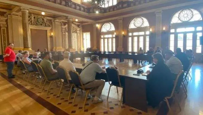 Consultarea publică pe tema „canalizarea din Livada racordată la Grădiște” s-a încheiat. Concluzia: cetățenii refuză să-și dea acordul pentru că „nu mai au încredere în nimeni”. Decizia rămâne în sarcina consilierilor locali municipali