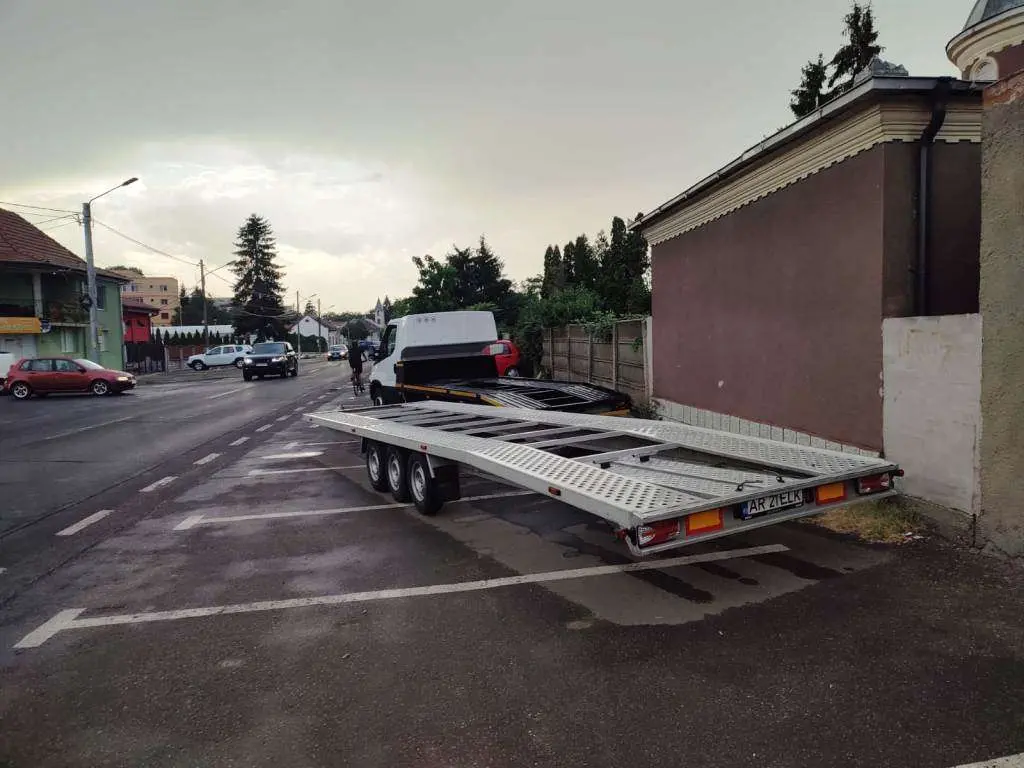 „Bă, fraiere, tu știi a cui e remorca asta?!” - replica infectă a unui șofer de la ELECON care parchează în poarta cimitirului „Eternitatea”... ca să facă mișto și de cei vii, și de morții lor!