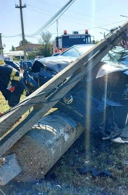 Un stâlp a căzut peste un autoturism cu șofer, pe Strada Poetului. Victima - evaluată de un echipaj SAJ