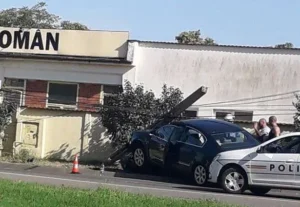 un stâlp a căzut peste