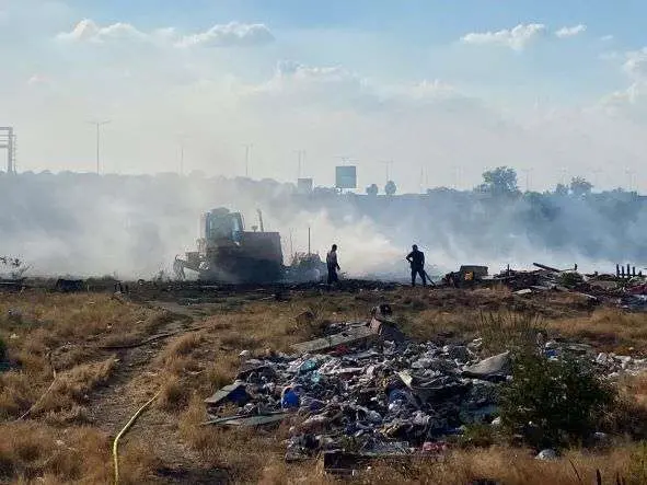 [ACTUALIZARE] Incendiul izbucnit la groapa de gunoi ilegală rezultată de pe urma demolării caselor de pe „Mărului” care a distrus 5 panouri fonoabsorbante ale Autostrăzii a fost lichidat