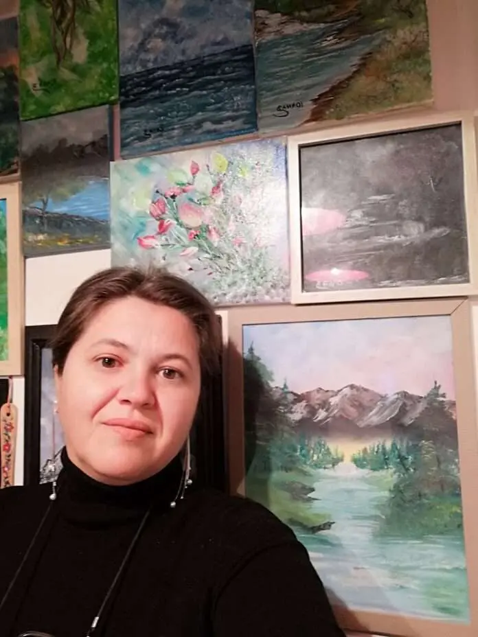 Economista Ioana Belejan face pictură din plăcerea de a reinvesti în frumusețea artei care ajută, iar sâmbătă are primul vernisaj în spațiu deschis