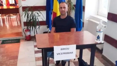 [ACTUALIZARE] Un alt „PAMFLET ADMINISTRATIV marca Nuțu”: TĂMBĂLĂU la Moneasa, după ce primarul i-a mutat biroul viceprimarului în „buda din curte”, în timp ce acesta se afla în concediu