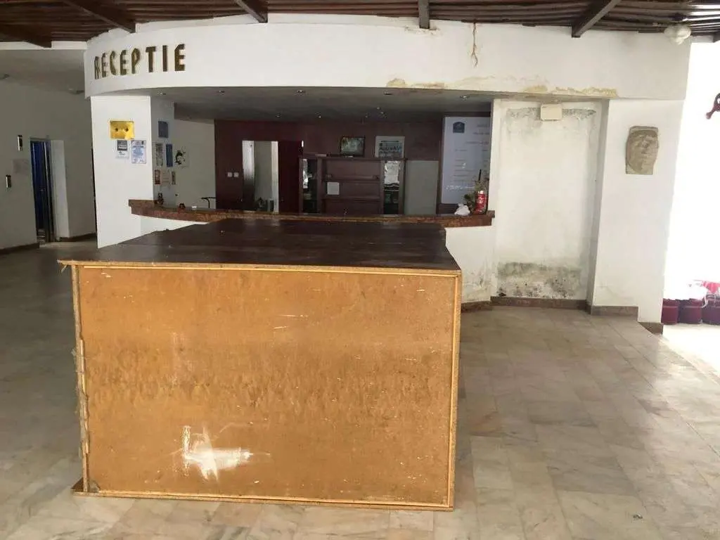 Hotel MONEASA - un șlagăr politic cântat fals până acum, despre BANI MULȚI, DISCRIMINARE, CORUPȚIE, PARLAMENTARI OBOSIȚI și pe care doar un DISCRIMINAT știe să-l interpreteze corect, cu partitura în față!
