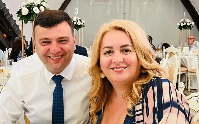 Cupluri cu care nu ne mândrim: Geanina Pistru își cumpără CREDIT POLITIC DE LA COPII cu „gheozdane”-le lui Falcă și i-l dă lui Bîlcea ca să se laude cu „proiectele mari” ale Aradului!