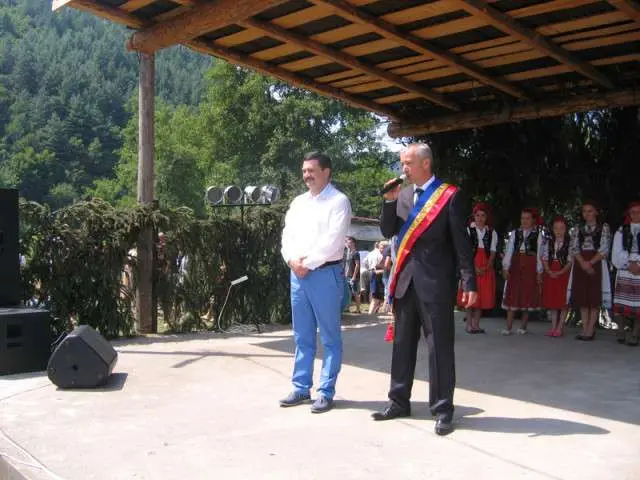 O haită de CÂINI AGRESIVI terorizează, de o lună de zile, locuitorii din Lazuri - în condițiile în care Primăria Vârfurile terorizează, de decenii, toate cele 7 sate prin IGNORARE TOTALĂ și FUGĂ DE RĂSPUNDERE