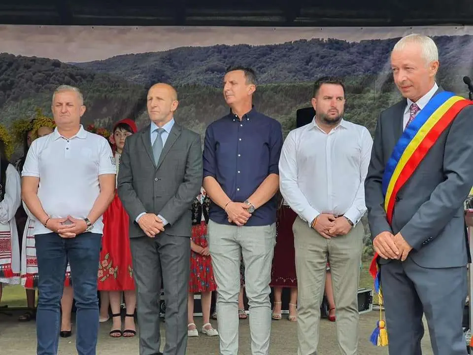 O haită de CÂINI AGRESIVI terorizează, de o lună de zile, locuitorii din Lazuri - în condițiile în care Primăria Vârfurile terorizează, de decenii, toate cele 7 sate prin IGNORARE TOTALĂ și FUGĂ DE RĂSPUNDERE