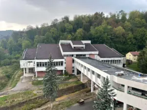 Hotel moneasa - un șlagăr politic cântat fals până acum, despre bani mulți, discriminare, corupție, parlamentari obosiți și pe care doar un discriminat știe să-l interpreteze corect, cu partitura în față! 38 hotel moneasa