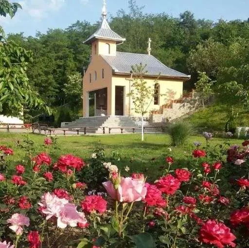 Biserica din cadrul Mănăstirii Feredeu va fi târnosită și sfințită duminică, 16 octombrie. Mesajul pentru credincioși transmis de Starețul Ilarion Tăucean