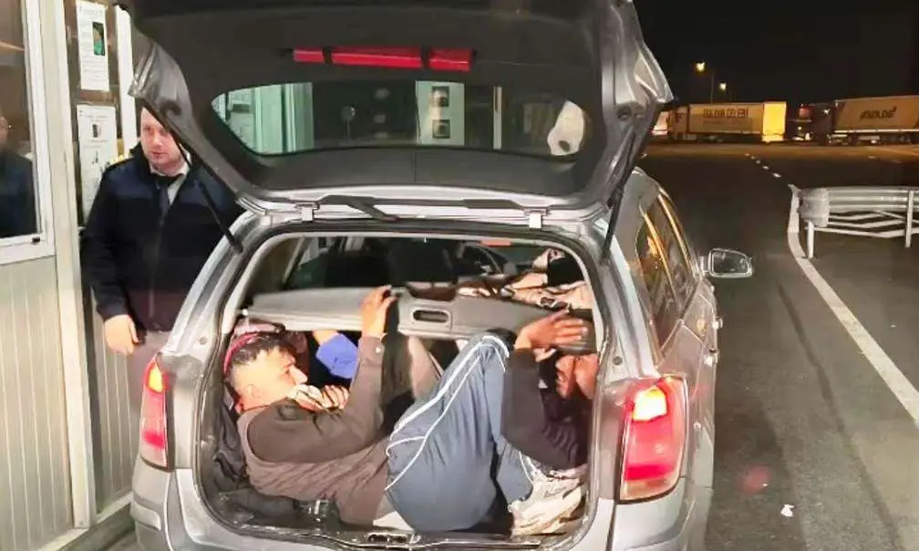 TREI ÎNTR-UN PORTBAGAJ, descoperiți în Vama Nădlac... sau cât de praf trebuie să fii ca să-ți iasă atât de prost o combinație?!