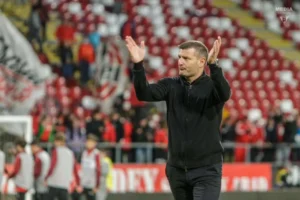 laszlo balint revine pe banca