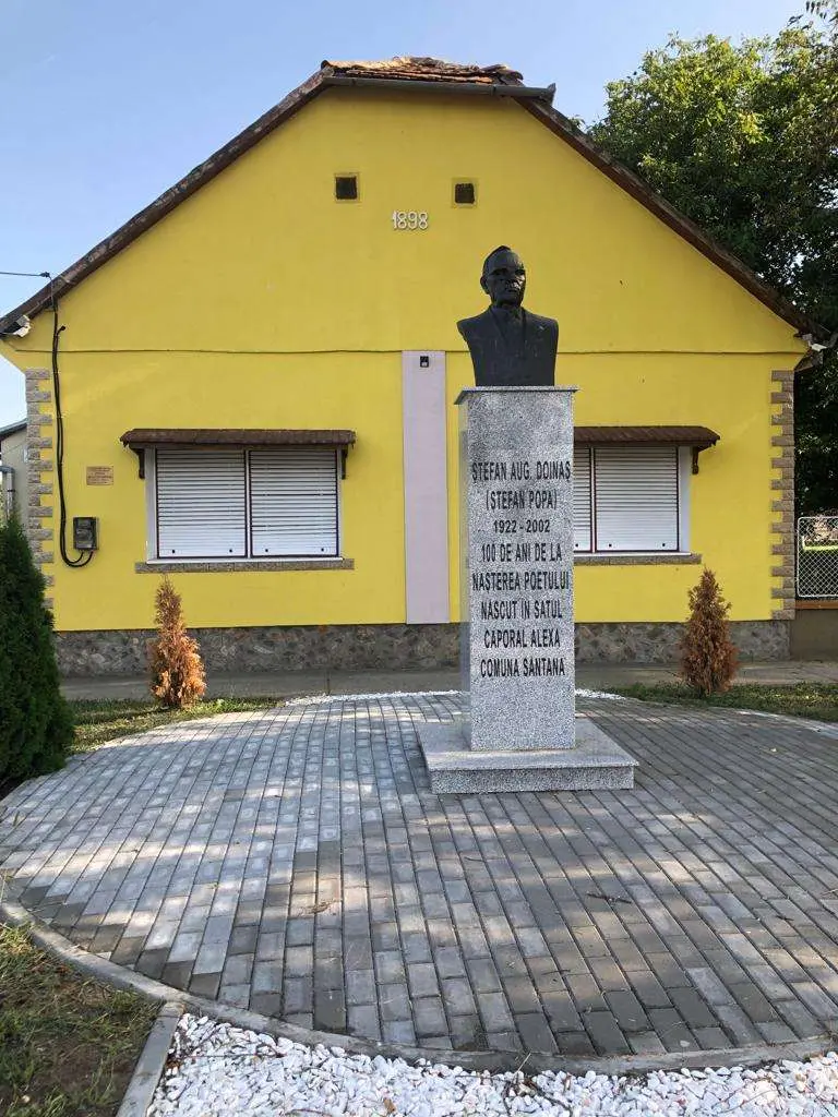 Statuia lui Ștefan Aug. Doinaș din fața casei situată pe strada principală din satul Caporal Alexa în care a copilărit (foto: criticarad.ro)
