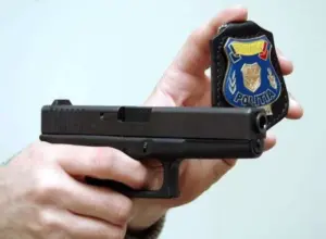 hoții și vardiștii”