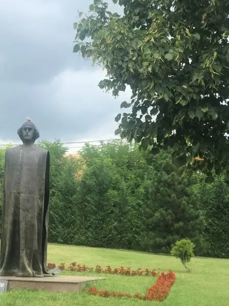 EMINESCU, ZEU - PURURI TÂNĂR, ÎNFĂȘURAT ÎN MANTA-I DE PURPURĂ
