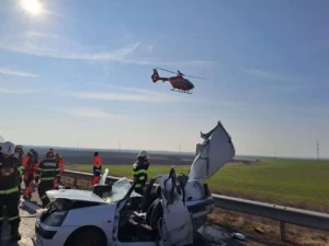 accident rutier cu trei persoane încarcerate