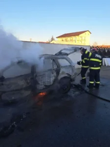 un autoturism a luat foc