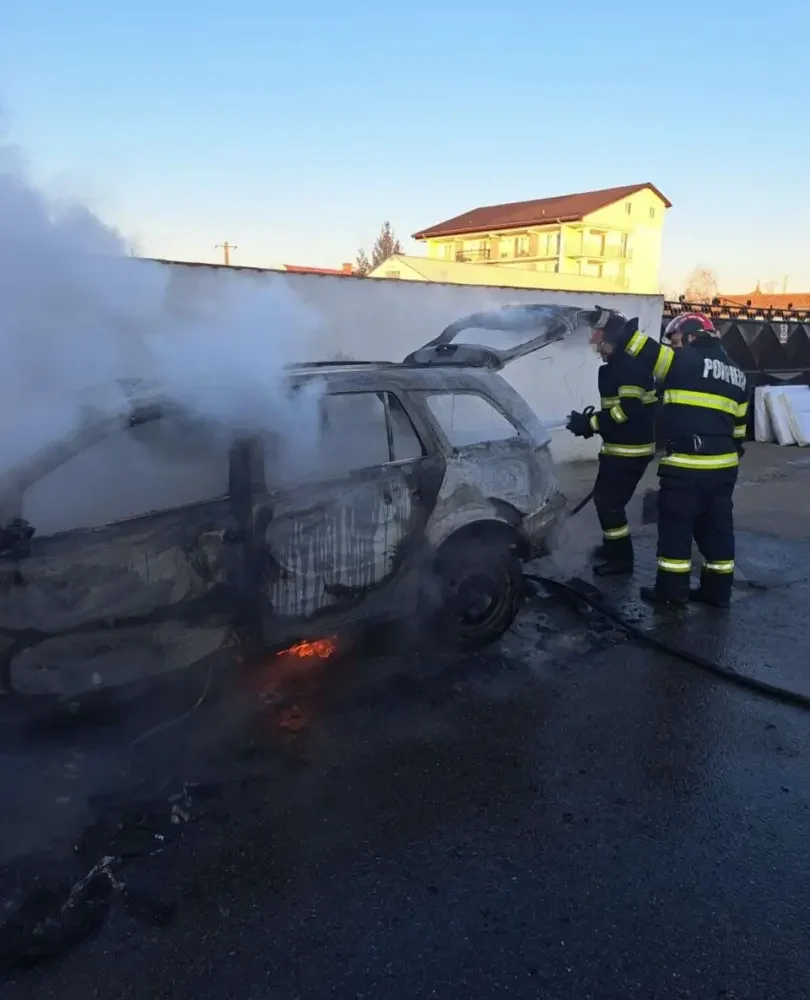 un autoturism a luat foc