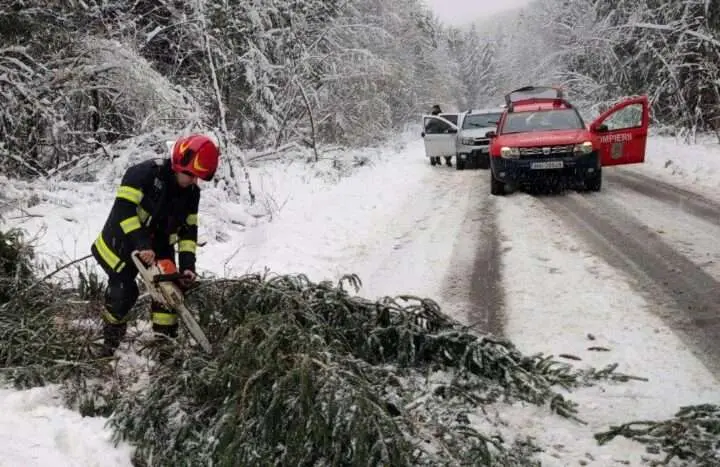 Efectele furtunii care a speriat Aradul i-au făcut pe POMPIERII MILITARI - EROII ZILEI de 4 februarie