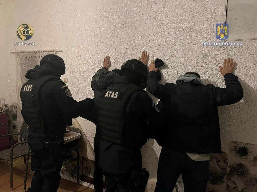 [ACTUALIZARE 2] Toți cei 22 de traficanți de migranți și droguri prezentați de DIICOT Arad în fața judecătorului au primit mandate de ARESTARE