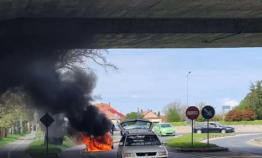 Un autoturism care se afla în mers a luat foc, pe Calea Bodrogului