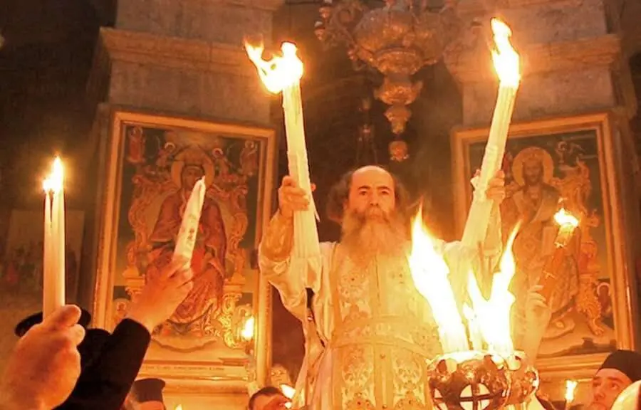 SFÂNTA LUMINĂ DE LA IERUSALIM A AJUNS LA ARAD