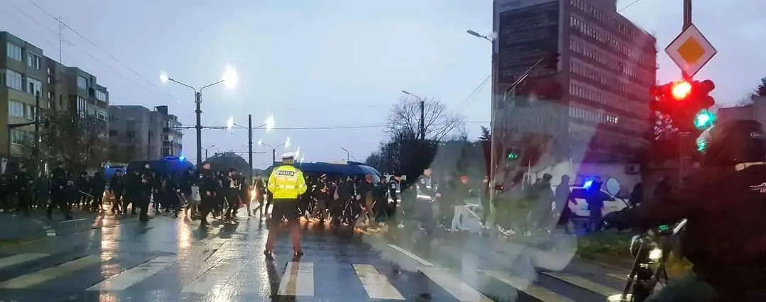 Proasta idee a Grupării de Jandarmi Mobile Timișoara de a face pe „ghidul turistic” pentru una dintre cele mai violente galerii din țară a dus, cum era de așteptat, la haos și ALTERCAȚII pe străzile Aradului