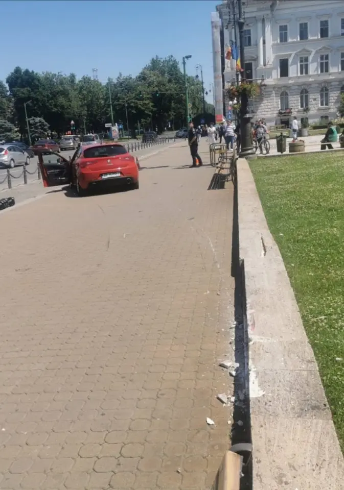 O femeie în vârstă de 50 de ani - accidentată pe una din băncile din fața Primăriei în urma unei șicanări în trafic