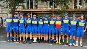 cicliștii echipei uvt urcă