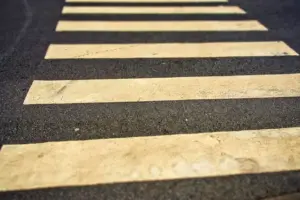 tânără lovită pe trecerea de pietoni