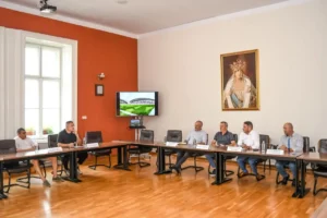 firma sports fields va începe