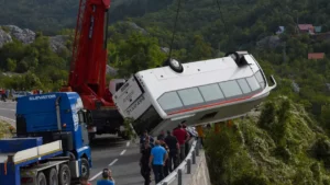 un autobuz a căzut 15